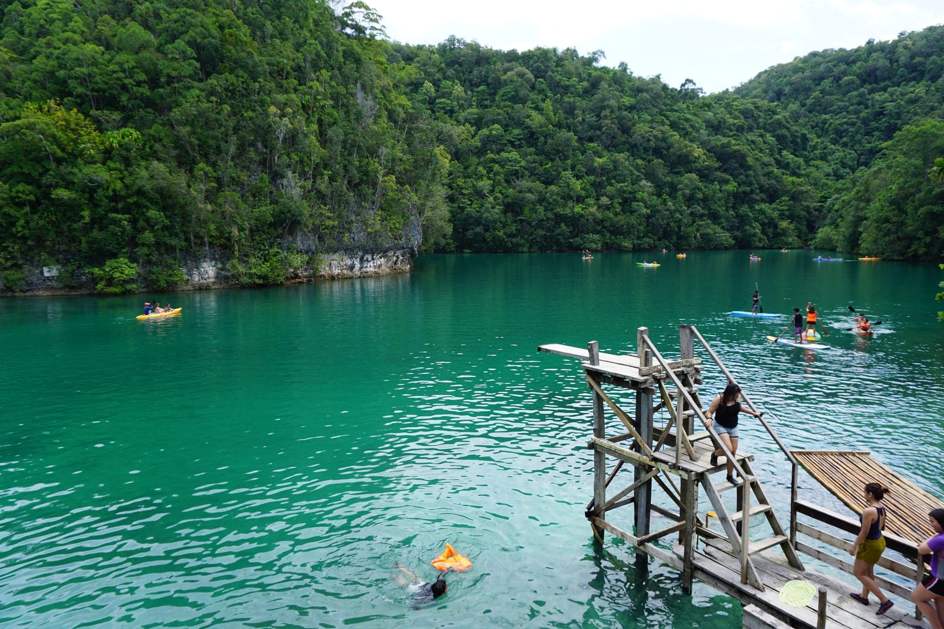 Swimmers and the diving platform at Sugba Lagoon, Del Carmen